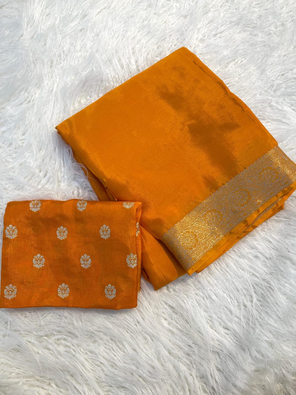 Saakshi Chinon Saree